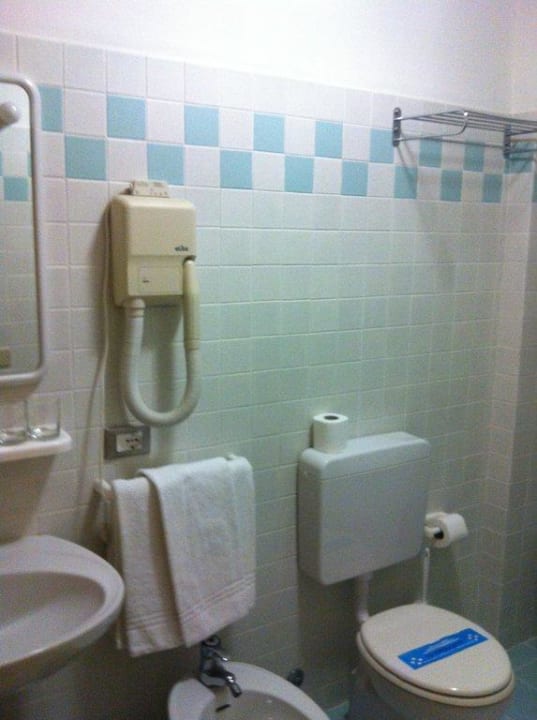 Das Badezimmer International Beach Hotel