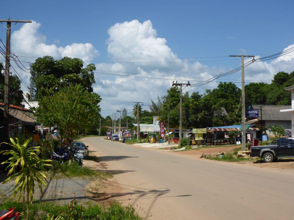 Strasse vor dem Hotel Hotel Lanta Castaway Resort