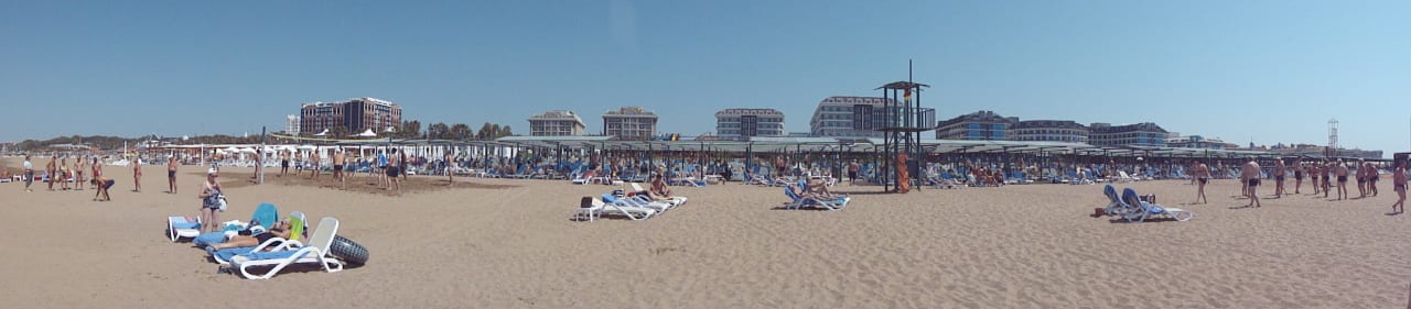 Blick auf das Hotel vom Strand aus Adalya Resort & Spa - Adults Only