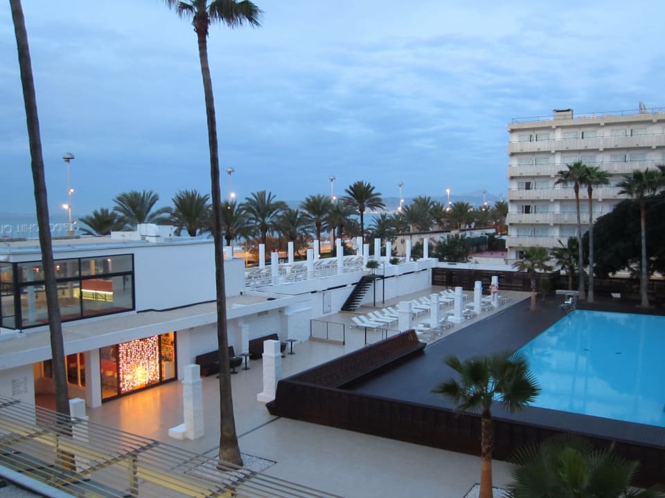 Blick vom Balkon zum Pool Iberostar Waves Bahia de Palma