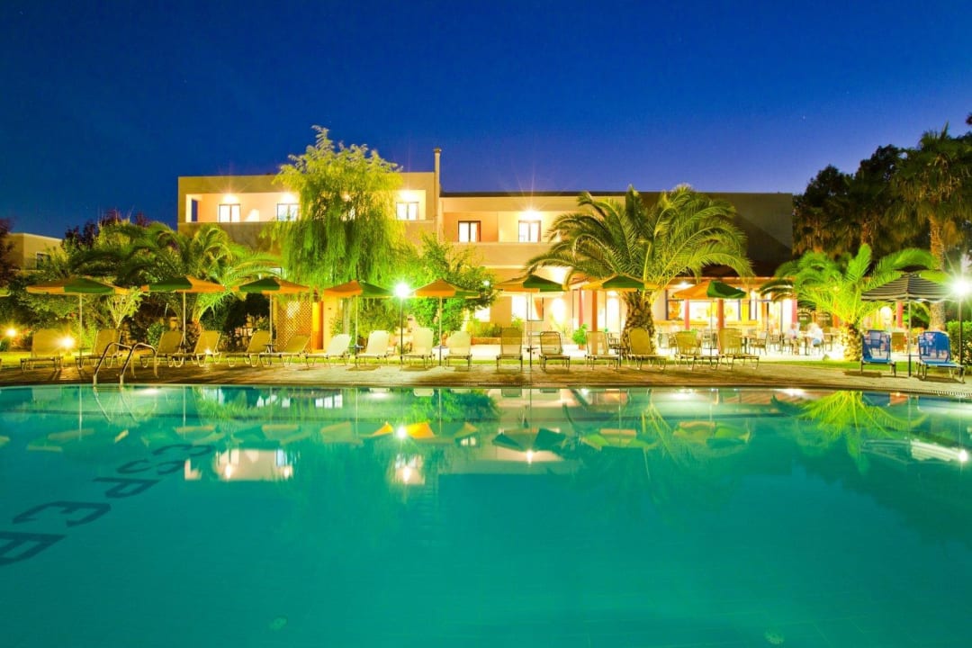 Pool by the night Hotel Esperia