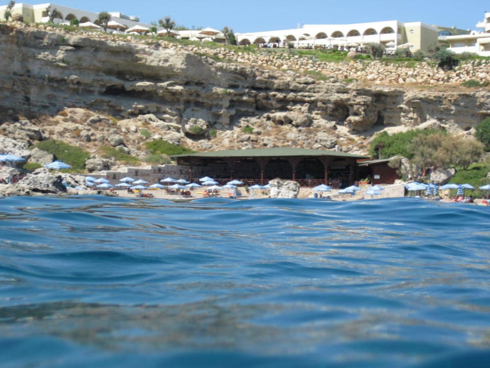 Blick auf Hotel und Strandbar Hotel Kalithea Mare Palace