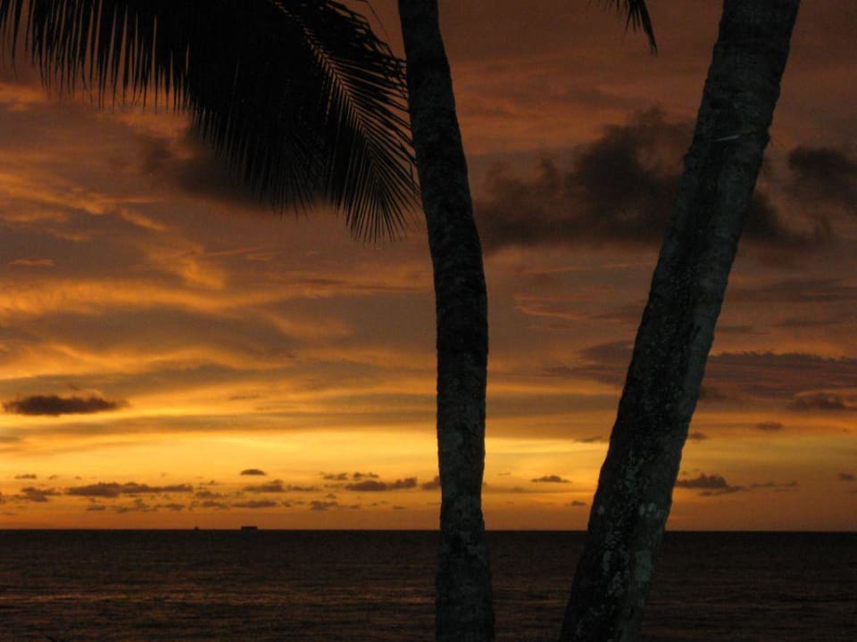 Der Sonnen-Untergang am Strand (Batu Ferringhi) Hotel Shangri-La Golden Sands Resort