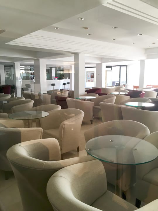 Chilloutzone mit Bar und Zugang zum Außenbereich CM Playa del Moro