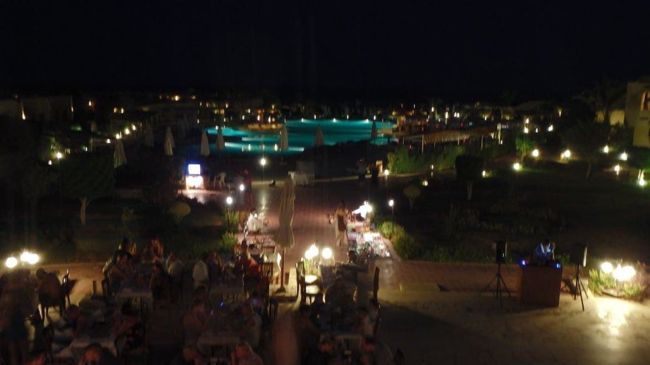 Widok na basen główny z baru przy lobby Three Corners Fayrouz Plaza Beach Resort