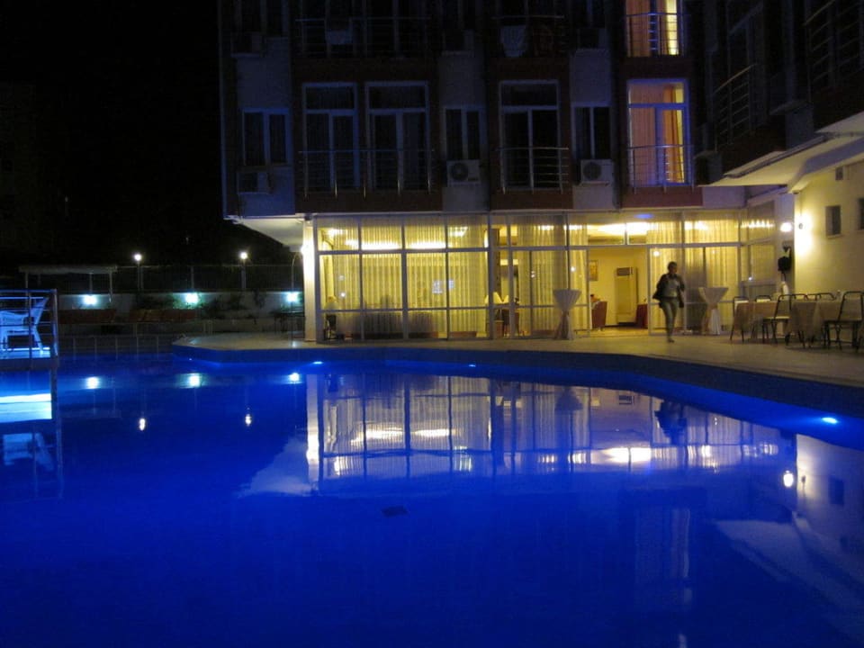Pool bei Nacht Hotel Lara World