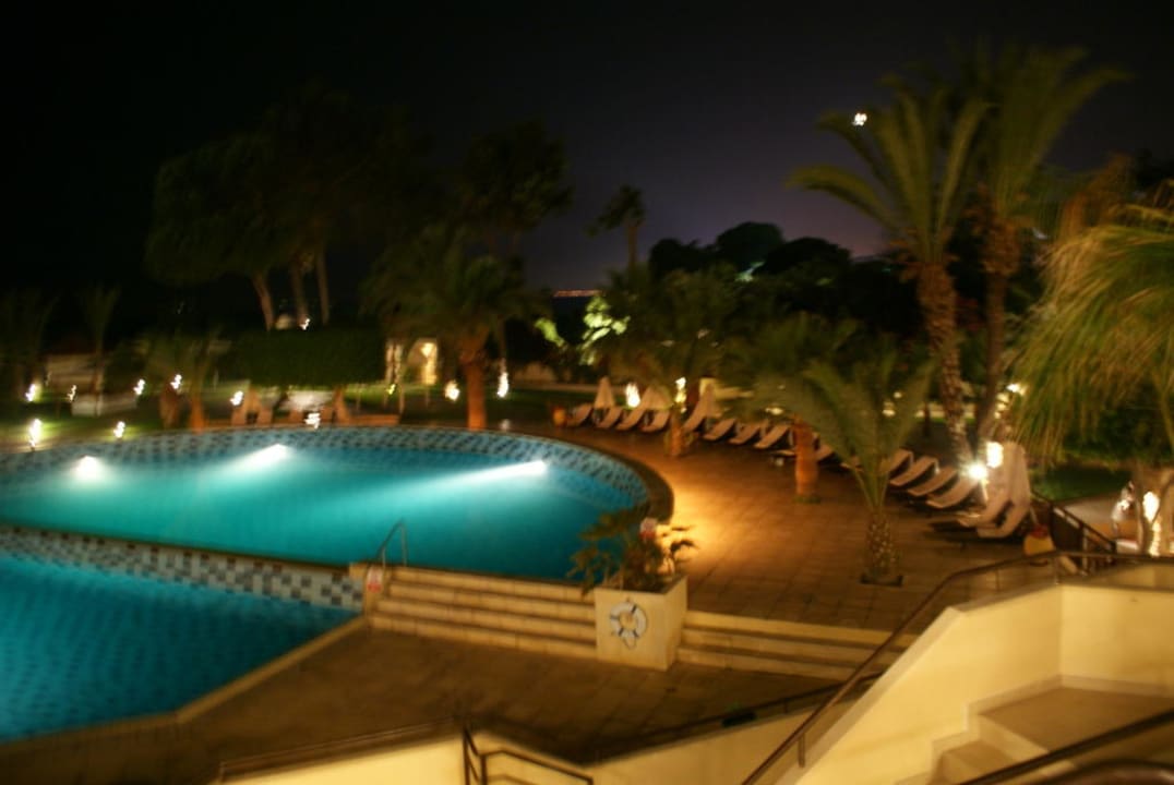 Basen nocą Elias Beach Hotel
