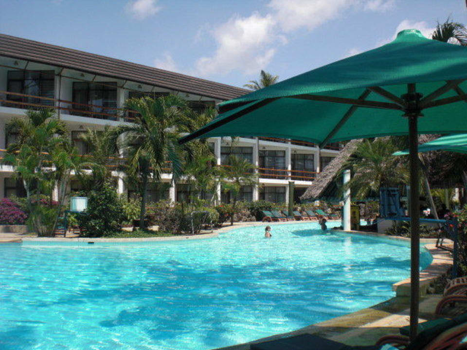 Pool mit Zimmer Travellers Beach Hotel & Club