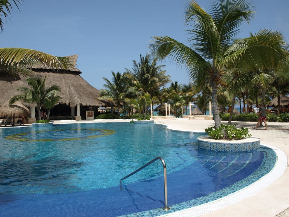 Im Hintergrund ein Restaurant  Catalonia Royal Tulum Beach & Spa Resort - Adults only
