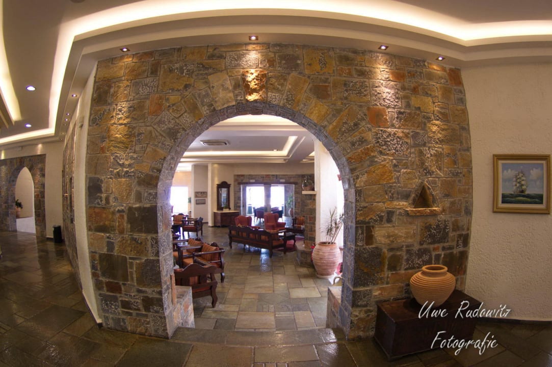 Durchblick zur Bar Alexander Beach Hotel & Village Resort