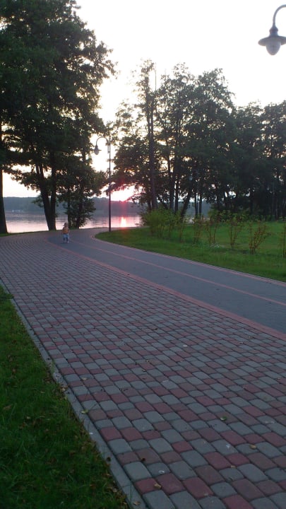 Promenada przy hotelu wzdłuż jeziora GrandHotel Tiffi
