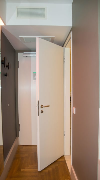 Blick vom Bett zur Tür Hotel AMANO