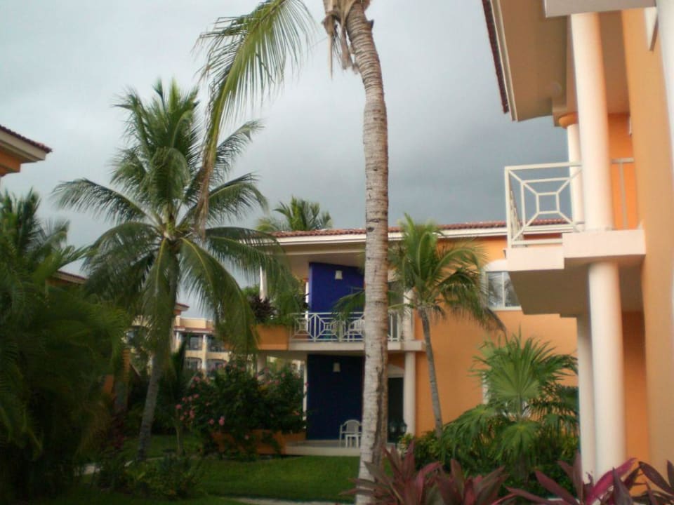 Dunkle Wolken neben den schönen Bungalows H10 Ocean Maya Royale - Adults only
