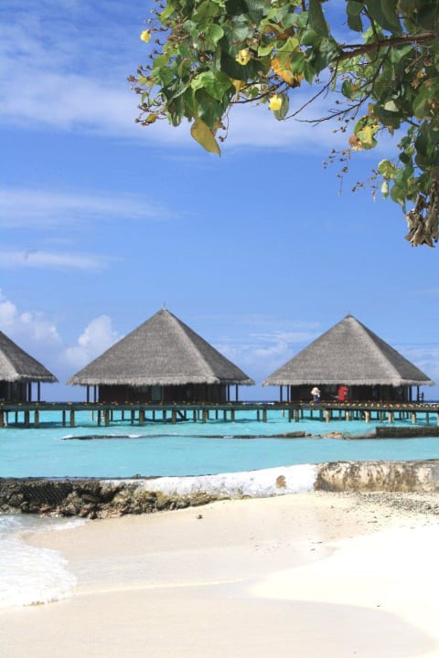 Blick vom Strand auf die Wasserbungalows Adaaran Club Rannalhi - All Inclusive