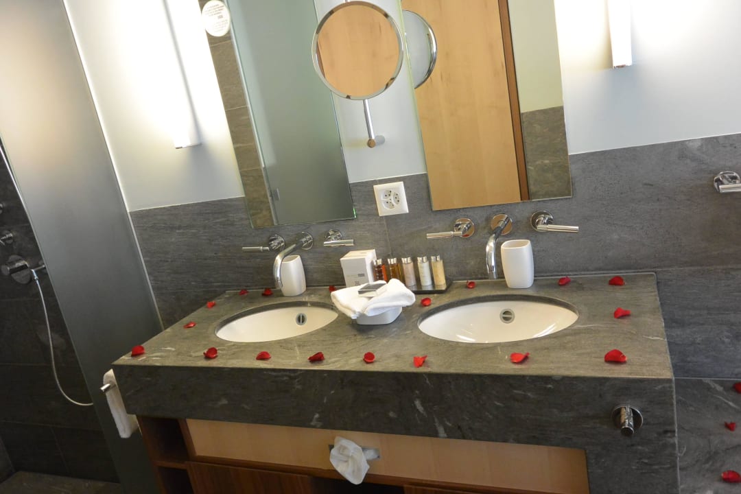 Bad, links Dusche und WC Waldhotel & SPA Davos - for body & soul