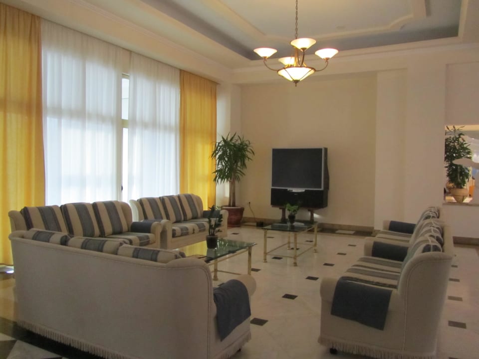 Fernsehbereich zwischen Mainbar und Rezeption Lindos Princess Beach Resort & Spa