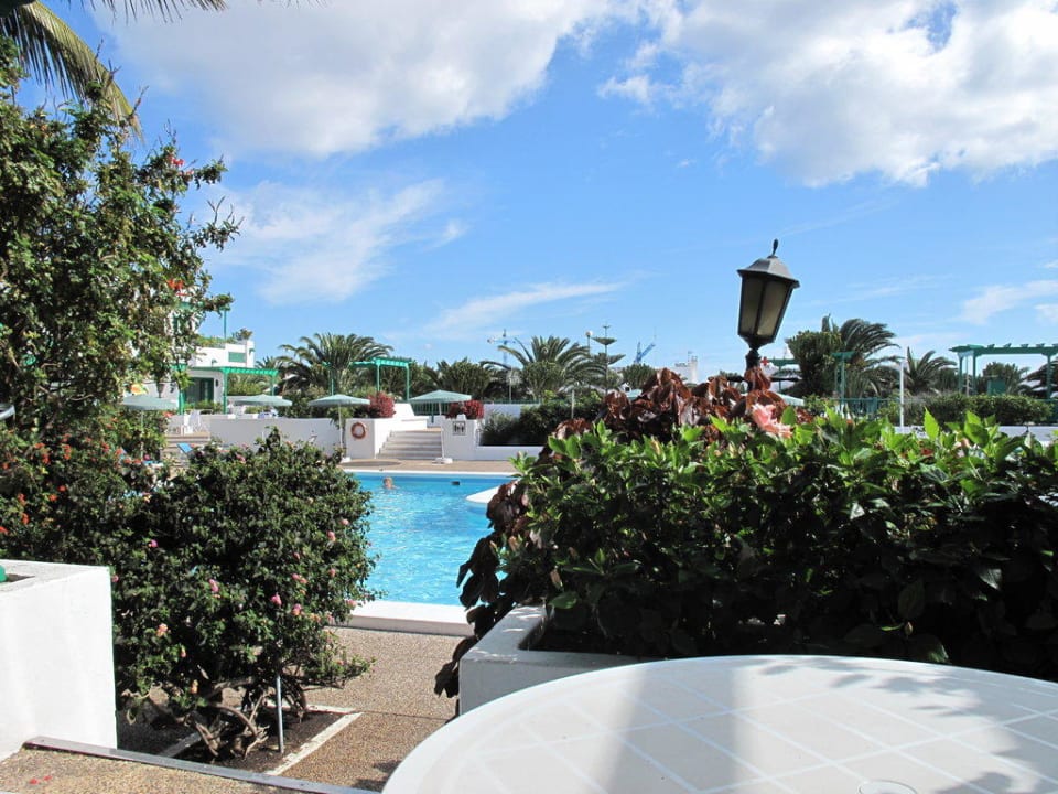 Widok z tarasu - na basen Hotel Mansion Nazaret