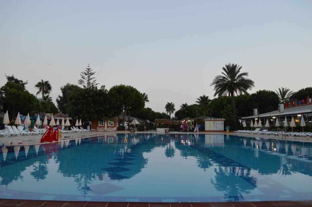 Hauptpool am Abend Club Turtas Beach Hotel