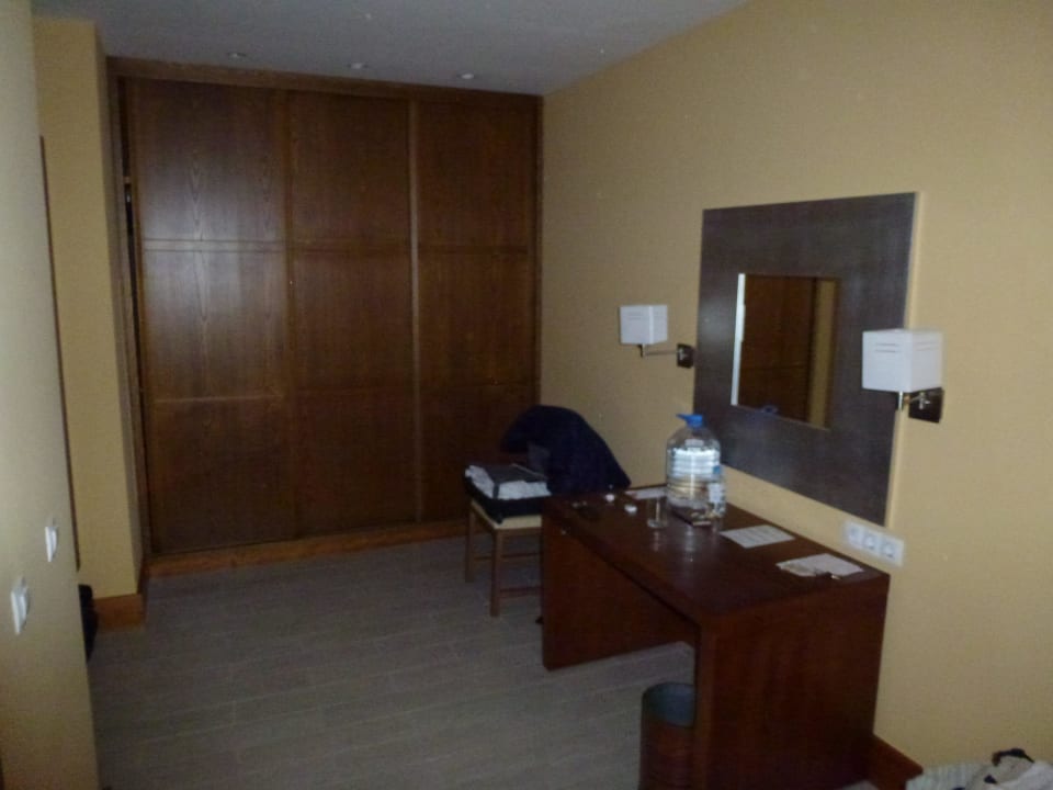 Blick auf den Schrank Richtung Türe Bull Astoria