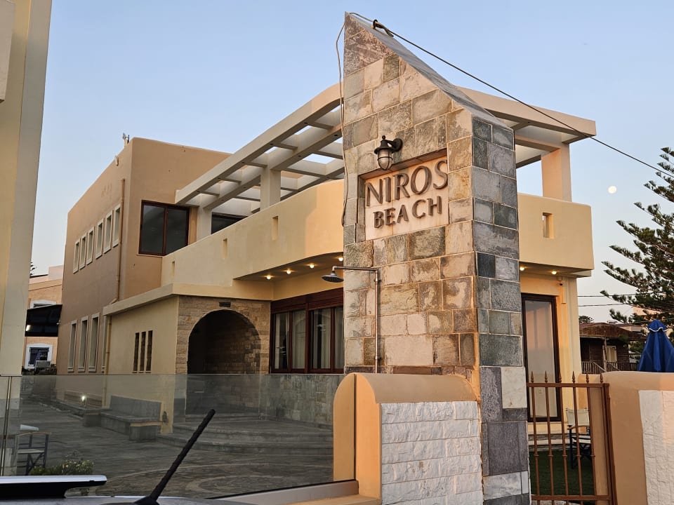 Außenansicht Niros Beachfront Aparthotel