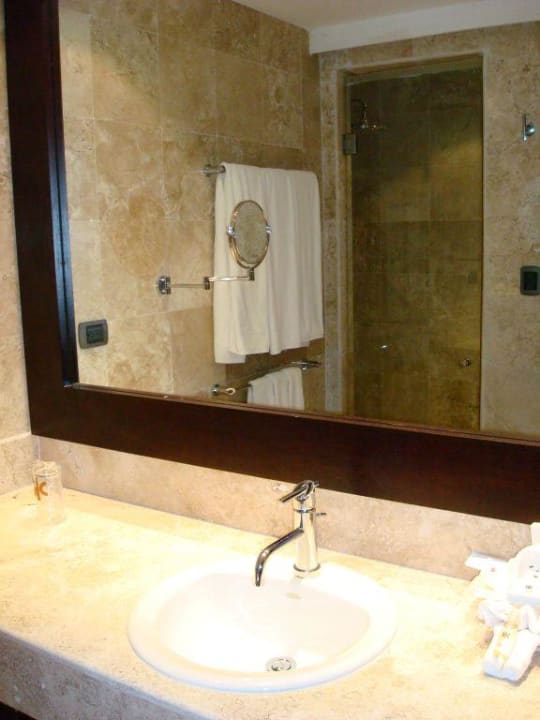 Bad im Deluxe Zimmer Catalonia Playa Maroma