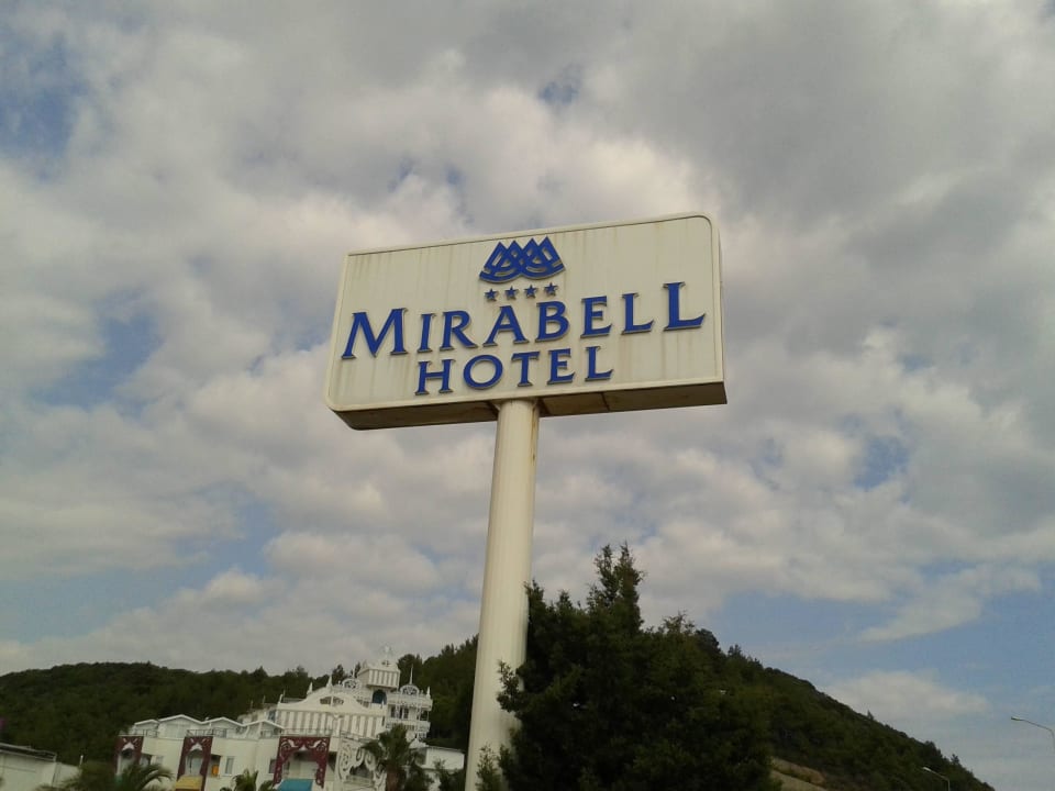 Von der Strassenseite des Hotels Club Hotel Mirabell