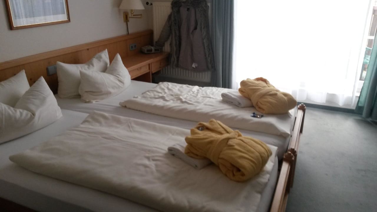 Großes Doppelbett Sonnenhotel Hoher Hahn