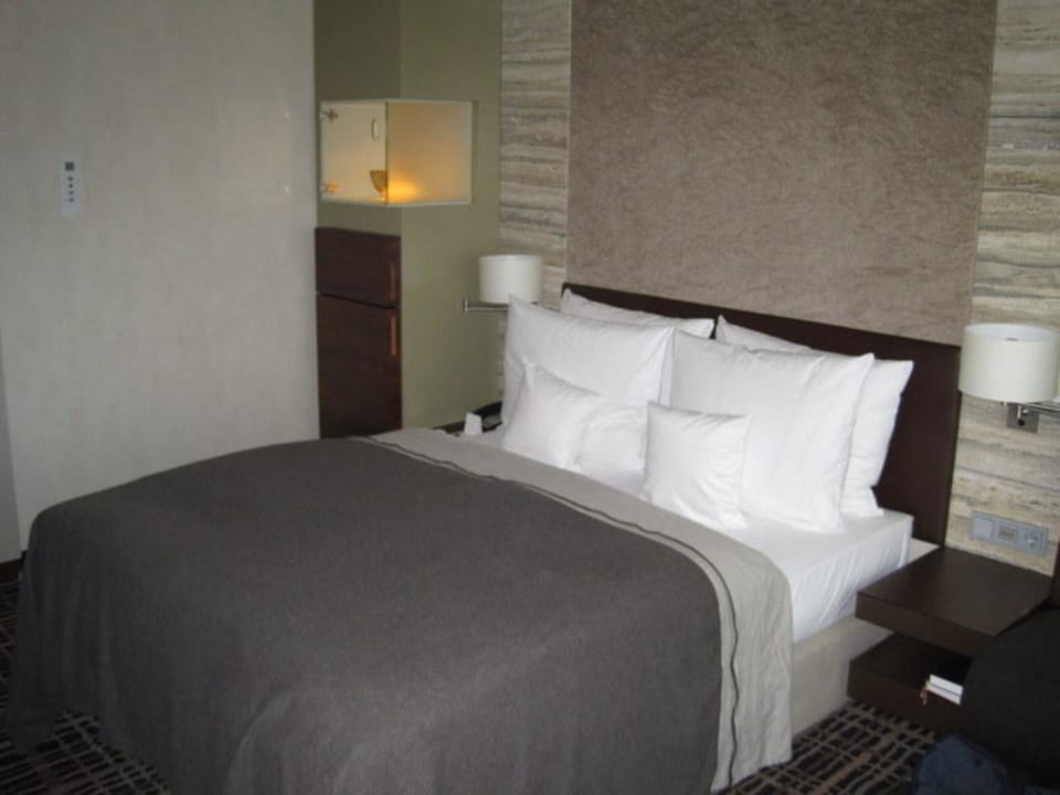 Bett mit Virtine und Minibar Dorint Hotel am Heumarkt Köln