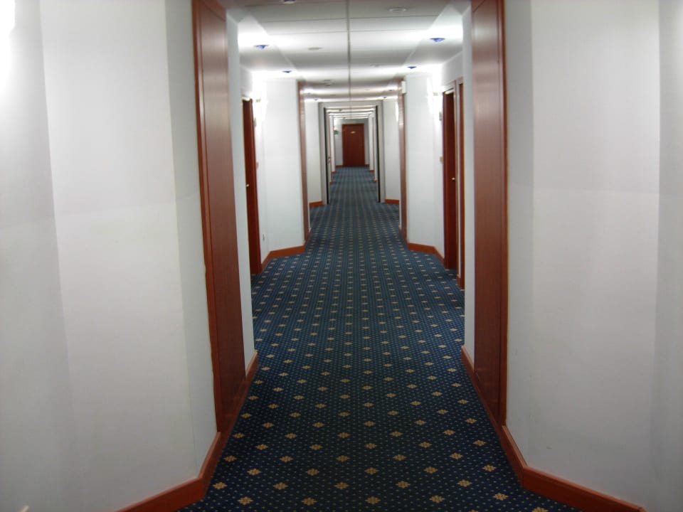 Der Korridor zu den Zimmern in der 7. Etage Hotel Excelsior - Liburnia