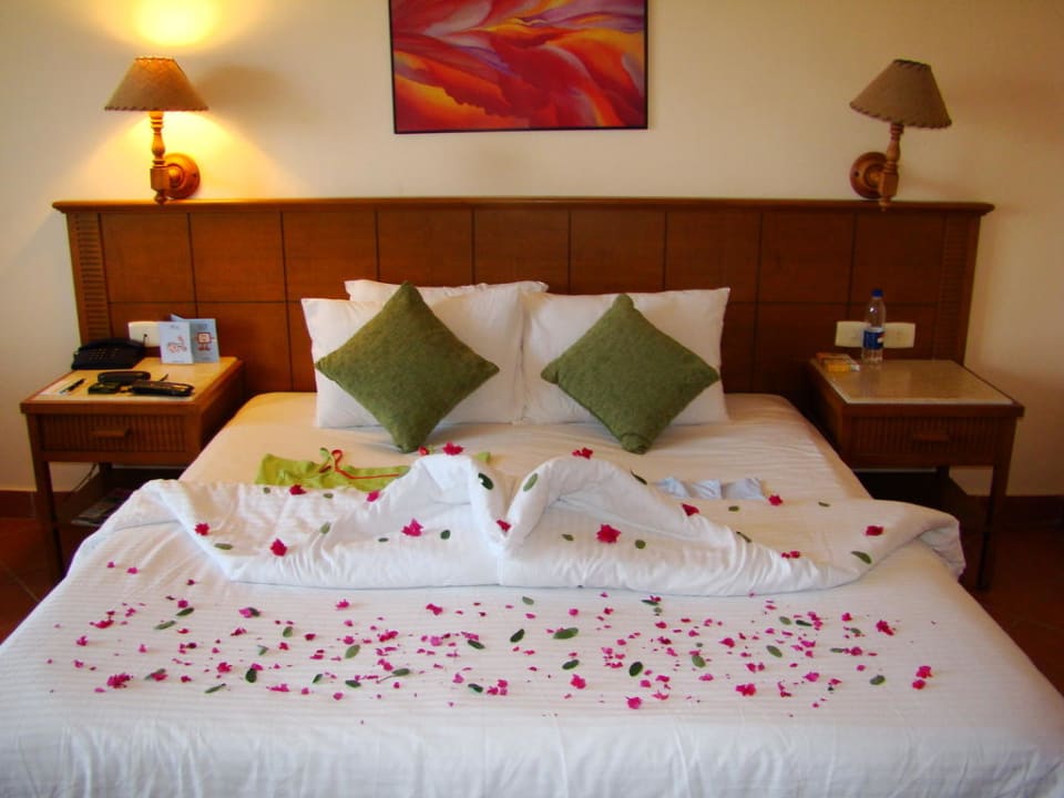 Dekoriertes Bett Charmillion Gardens Aquapark