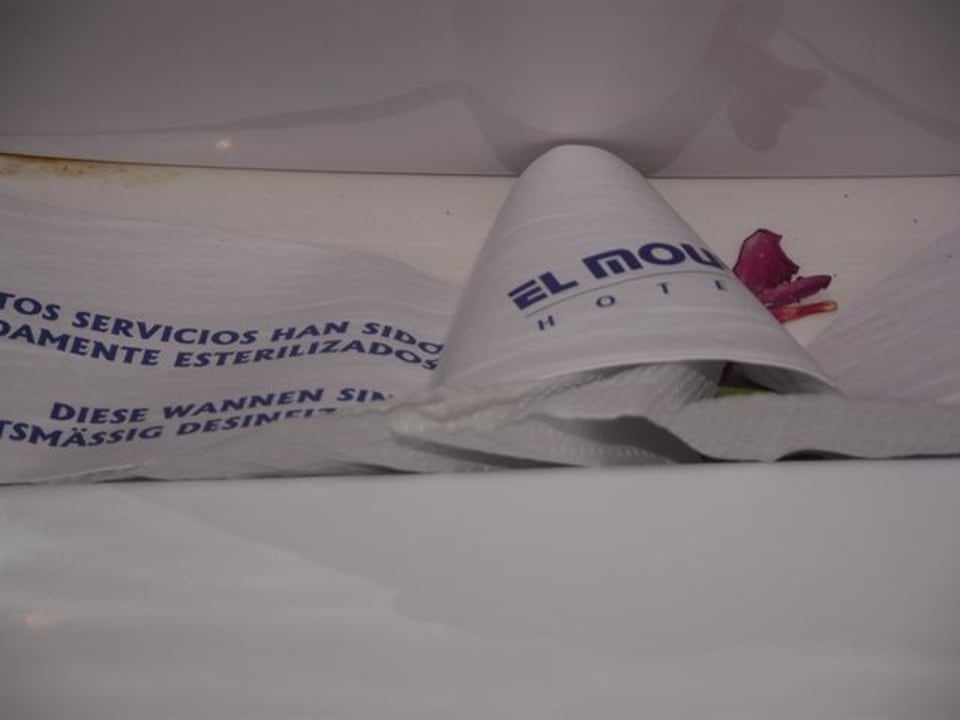 Room-Service im Bad Hotel El Mouradi Djerba Menzel