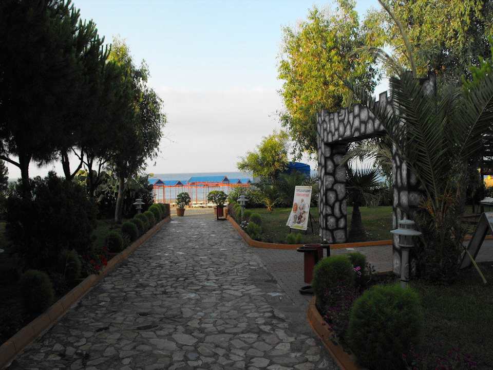 Der Weg zum Strand Club Turtas Beach Hotel