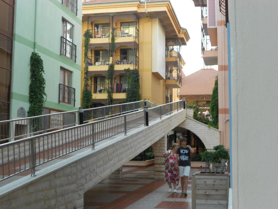 Vom Pool zur Rezeption Hotel Turan Prince