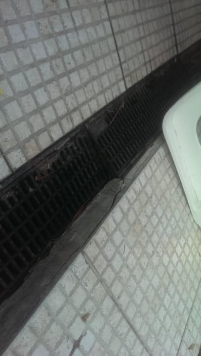 Hat sich ein Gast den Zehnagel dran abgerissen  Park Hotel Golden Beach