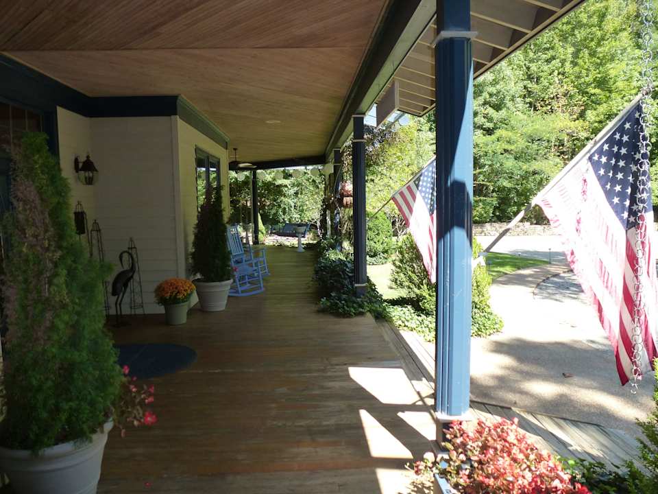 Veranda Eight Gables Inn