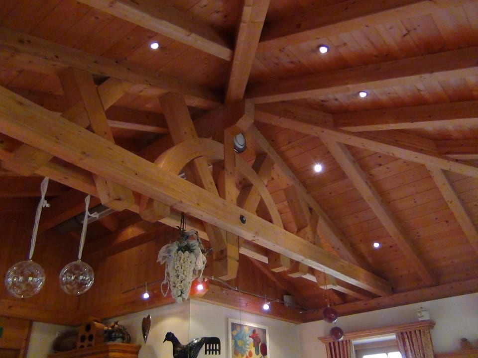 Holzdecke und Gebälk vom Restaurant Hotel die Arlbergerin