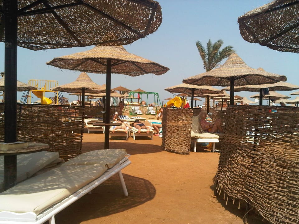 Harter Sand und alte Liegen... Le Jardin Aqua Park Resort