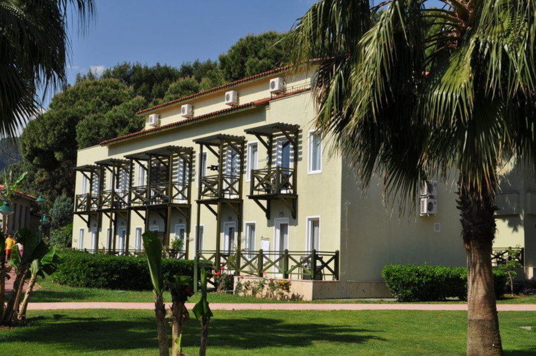 Sicht auf die Unterkünfte Crystal Flora Beach Resort