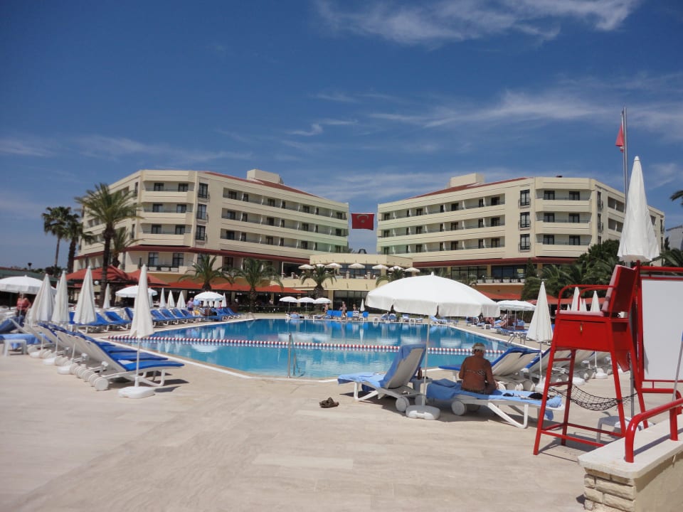 Blick zurück über den Pool zum Hotel Hotel Miramare Beach
