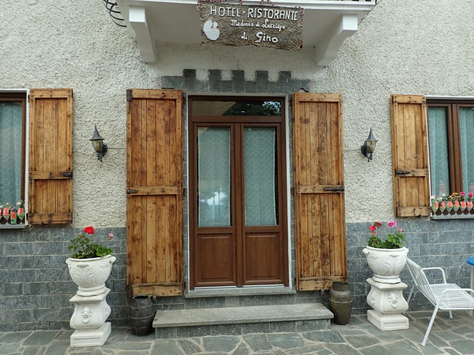 Außenansicht Hotel Madonna di Luciago