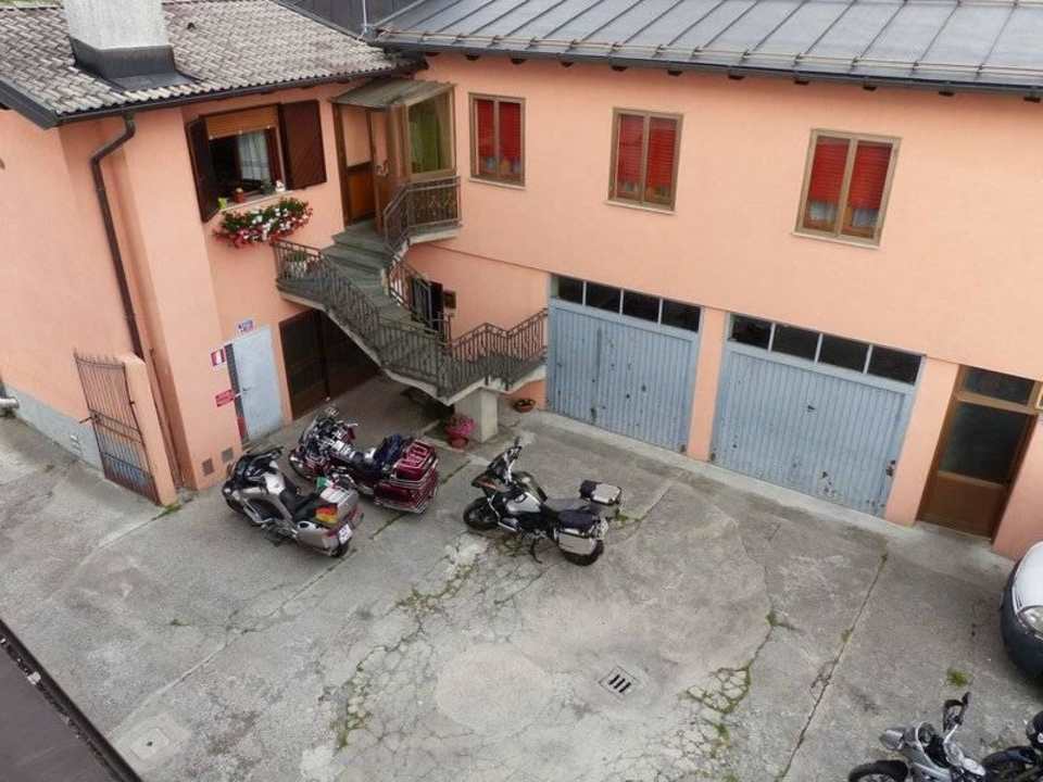 Ausblick vom Bad zum Innenhof Pension Alla Pineta