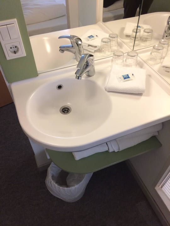 Zimmer linke Seite B&B HOTEL Würzburg-Ost