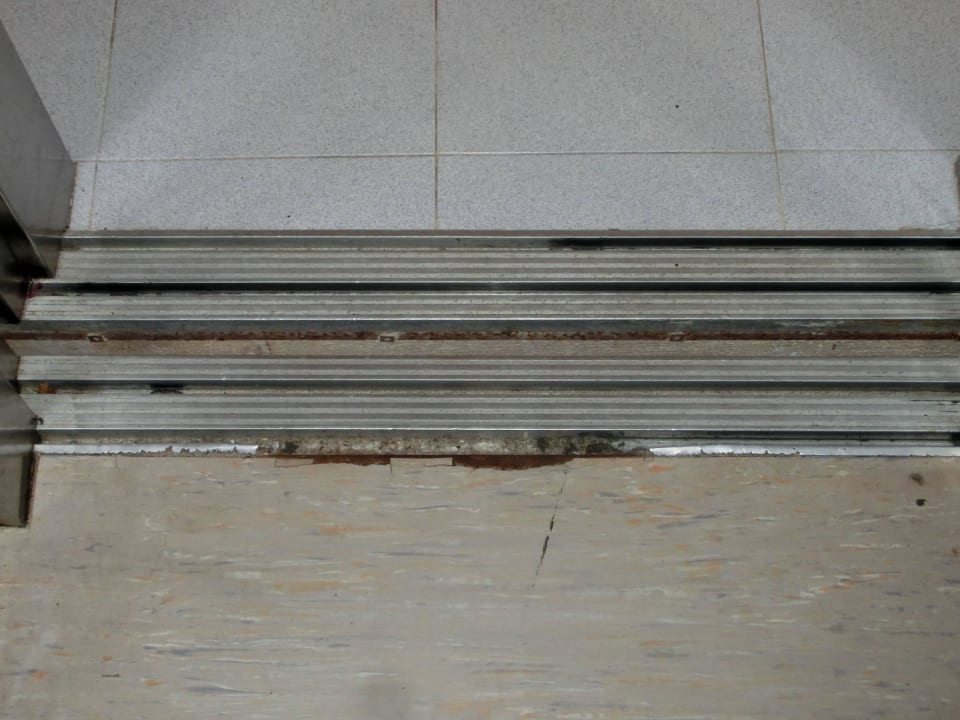 Aufzugboden reparaturbedürftig Zafiro Bahia