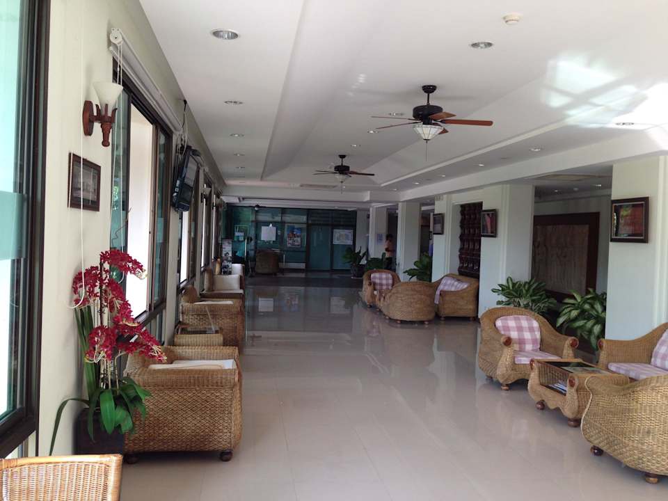 Sitzgelegenheiten in der Lobby Hotel Phanomrungpuri