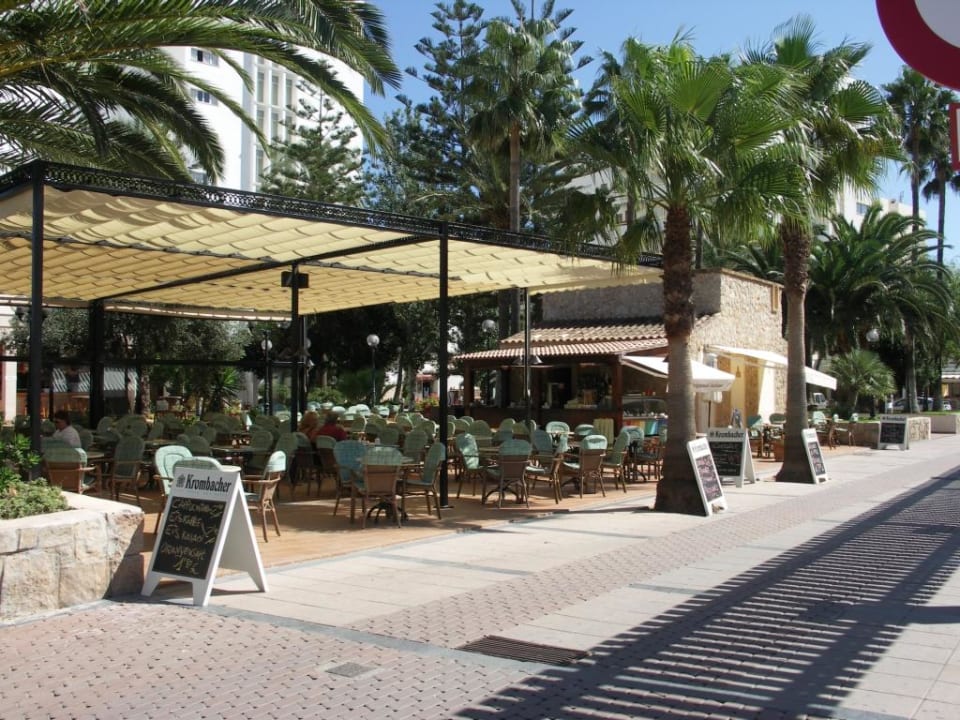 Bar an der Einkaufsmeile CM Playa del Moro
