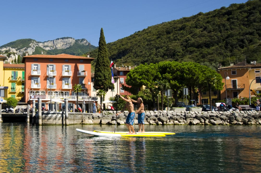 Vista da lago con SUP Hotel Monte Baldo
