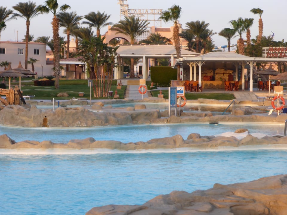 Pools ,Bar und Eingang zum Hotel Beach Albatros Resort