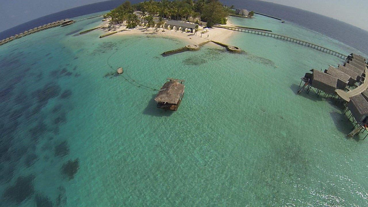 Aus der Luft gefilmt (Quadrocopter) Centara Ras Fushi Resort & Spa Maldives