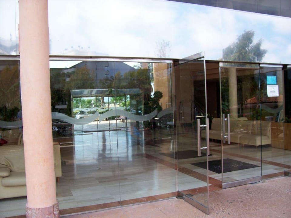 Lobby rear doors 4R Gran Regina
