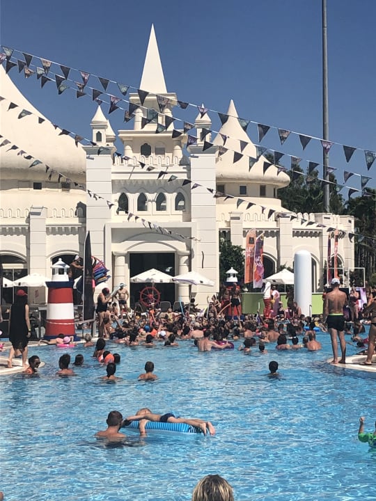 Pool Kamelya Aishen Club